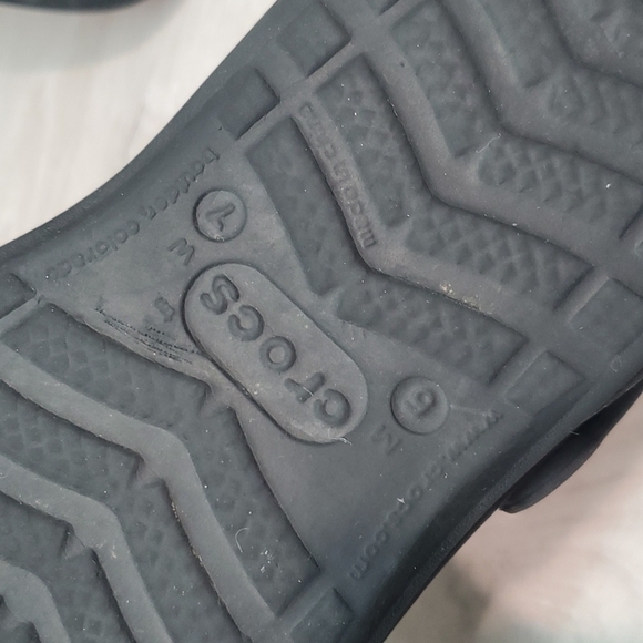 Crocs Unisex Rubber Outdoor Black Comfort Sandals Clogs sz W7 M5 - Picture 9 of 10